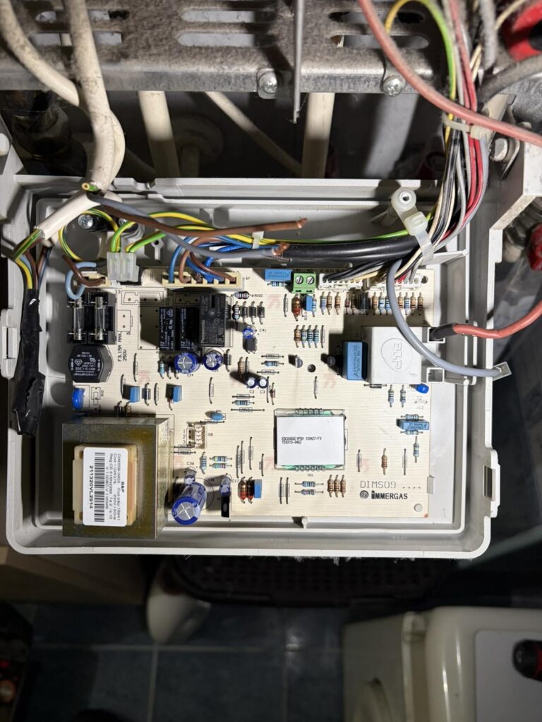 Gázkazán elektronikus vezérlőpanel és érzékelők
